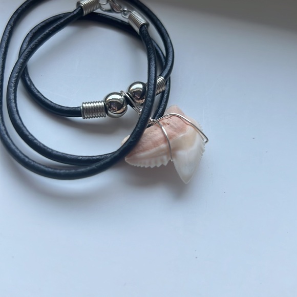 Shark tooth necklace - Picture 2 of 2